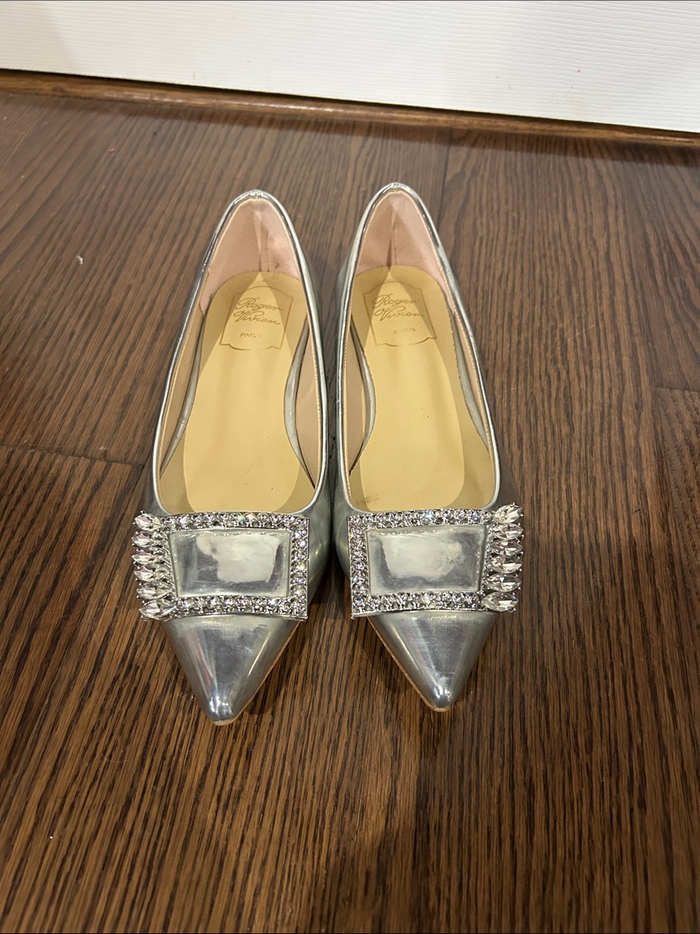 Rodger Vivian Silver Pointed Toe Flats with Crystal Buckle Sz 38 US 7.5-8